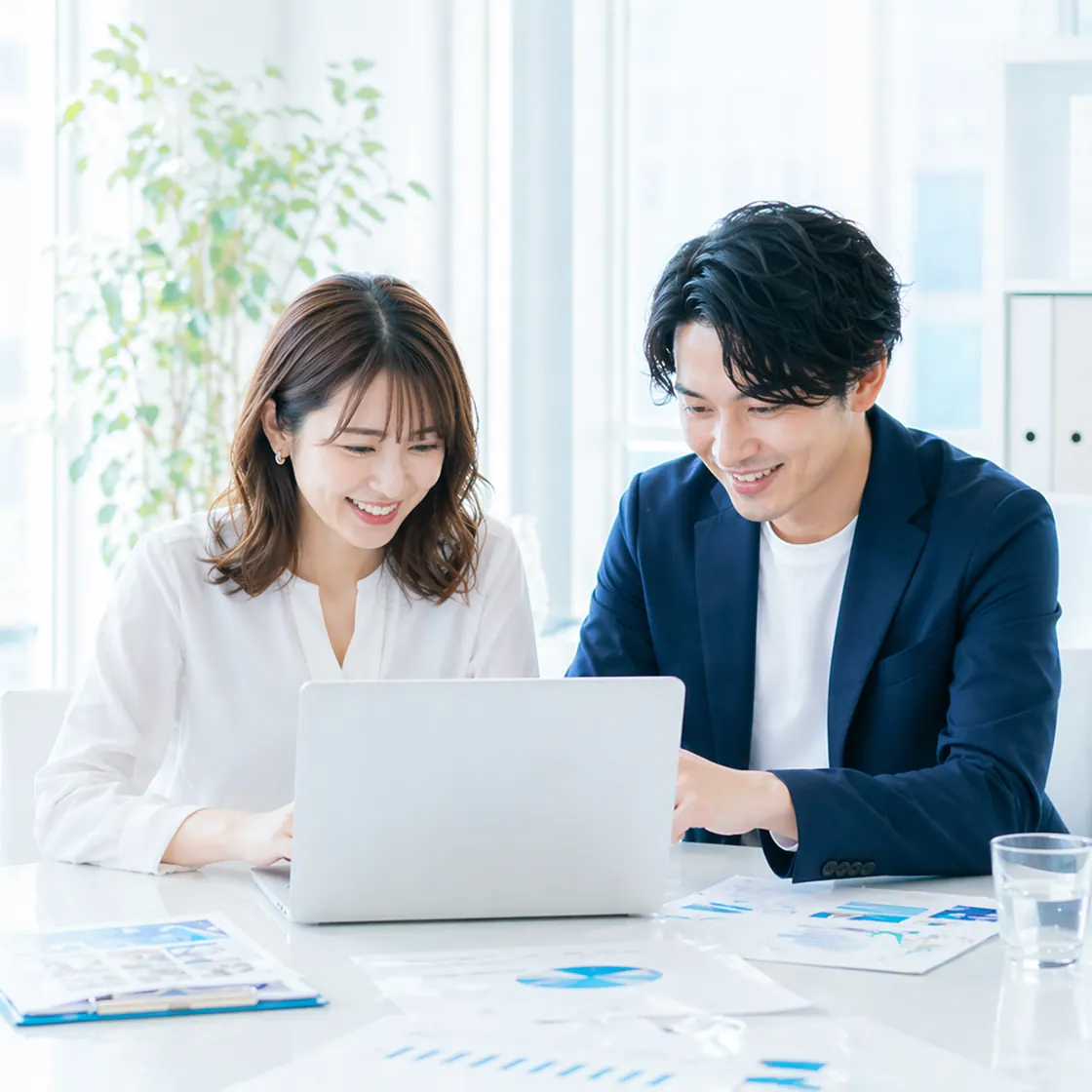 PCを見ながら打ち合わせをする様子